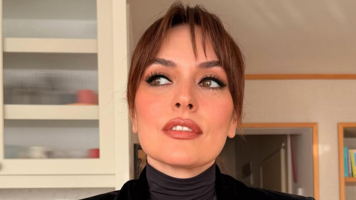 43 yaşındaki ünlü oyuncu Ezgi Mola, 20'li yaşlardaki genç bir