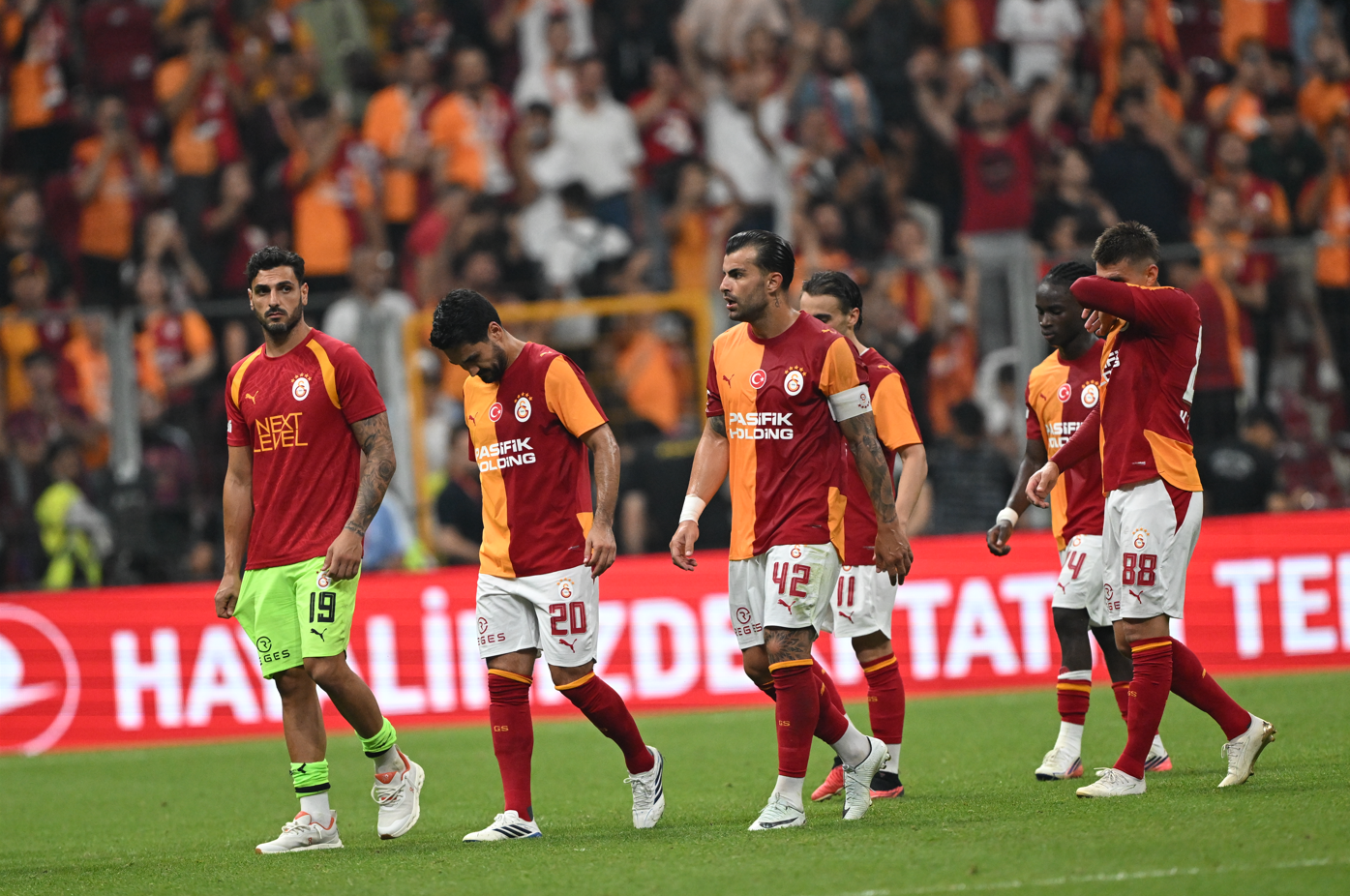 Günün spor sayfalarında, spor gündeminden en yeni gelişmeler ve transfer
