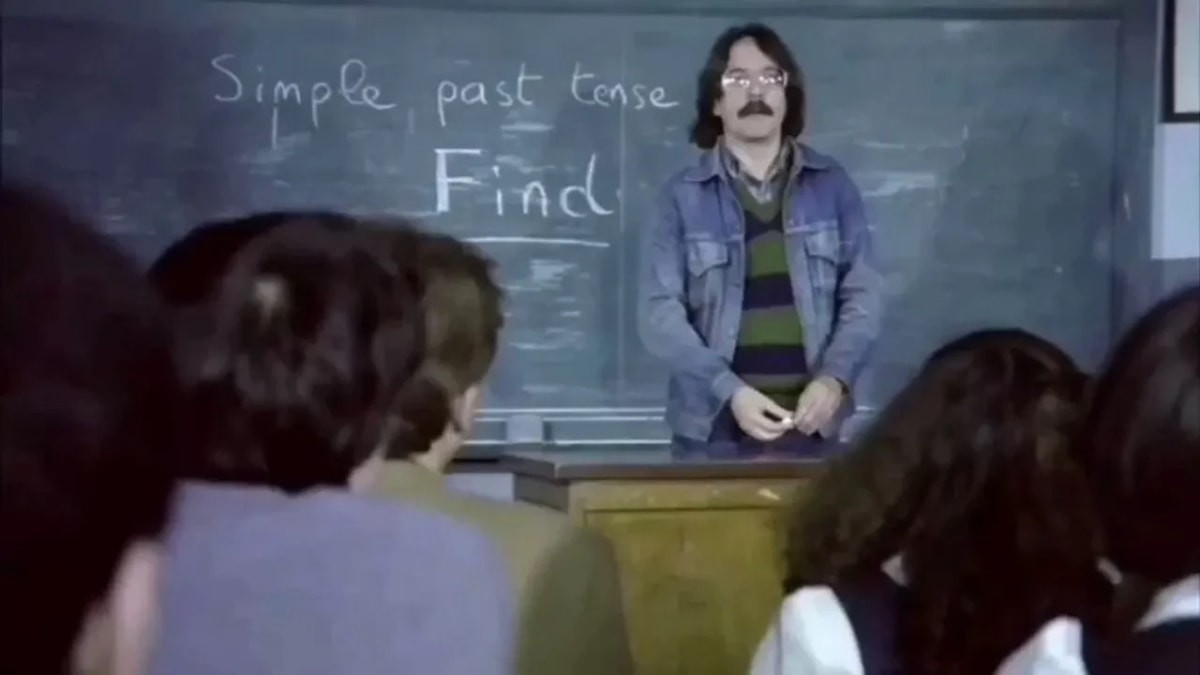 1981 yapımı Hababam Sınıfı Güle Güle filminde İngilizce öğretmeni George