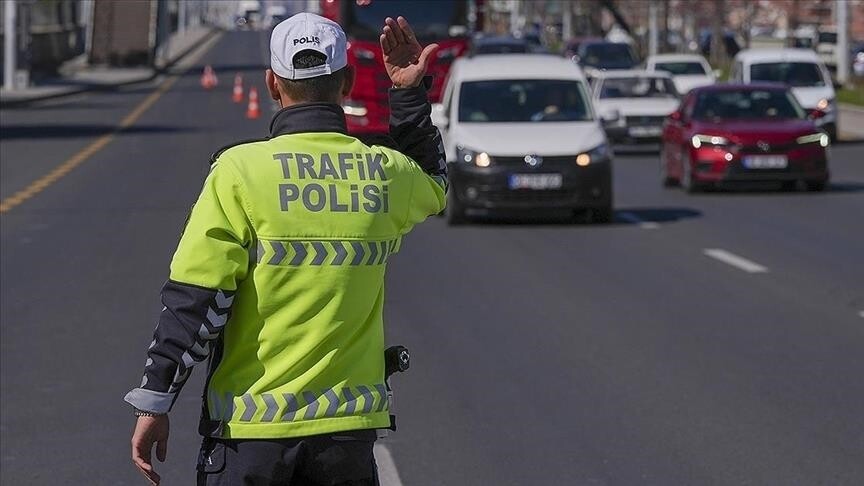 İstanbul'da yarın düzenlenecek triatlon şampiyonası nedeniyle bazı yollar trafiğe kapatılacak.