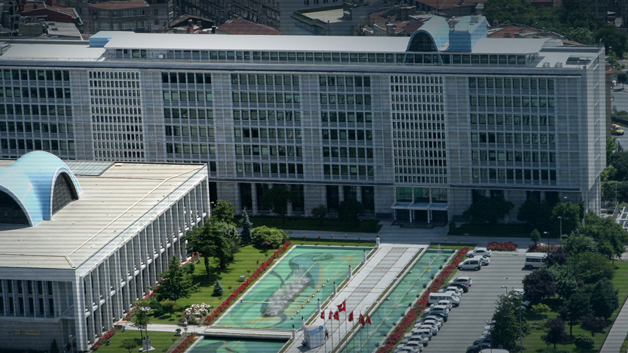 İstanbul Büyükşehir Belediyesi'ne (İBB) yönelik yolsuzluk iddialarıyla açılan davada tutuksuz