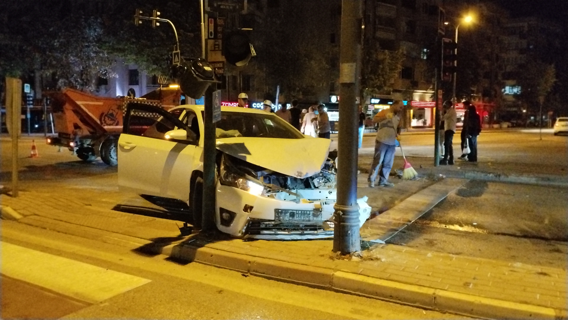 İnegöl'de gece yarısı iki otomobilin çarpıştığı kazada 7 kişi yaralandı.