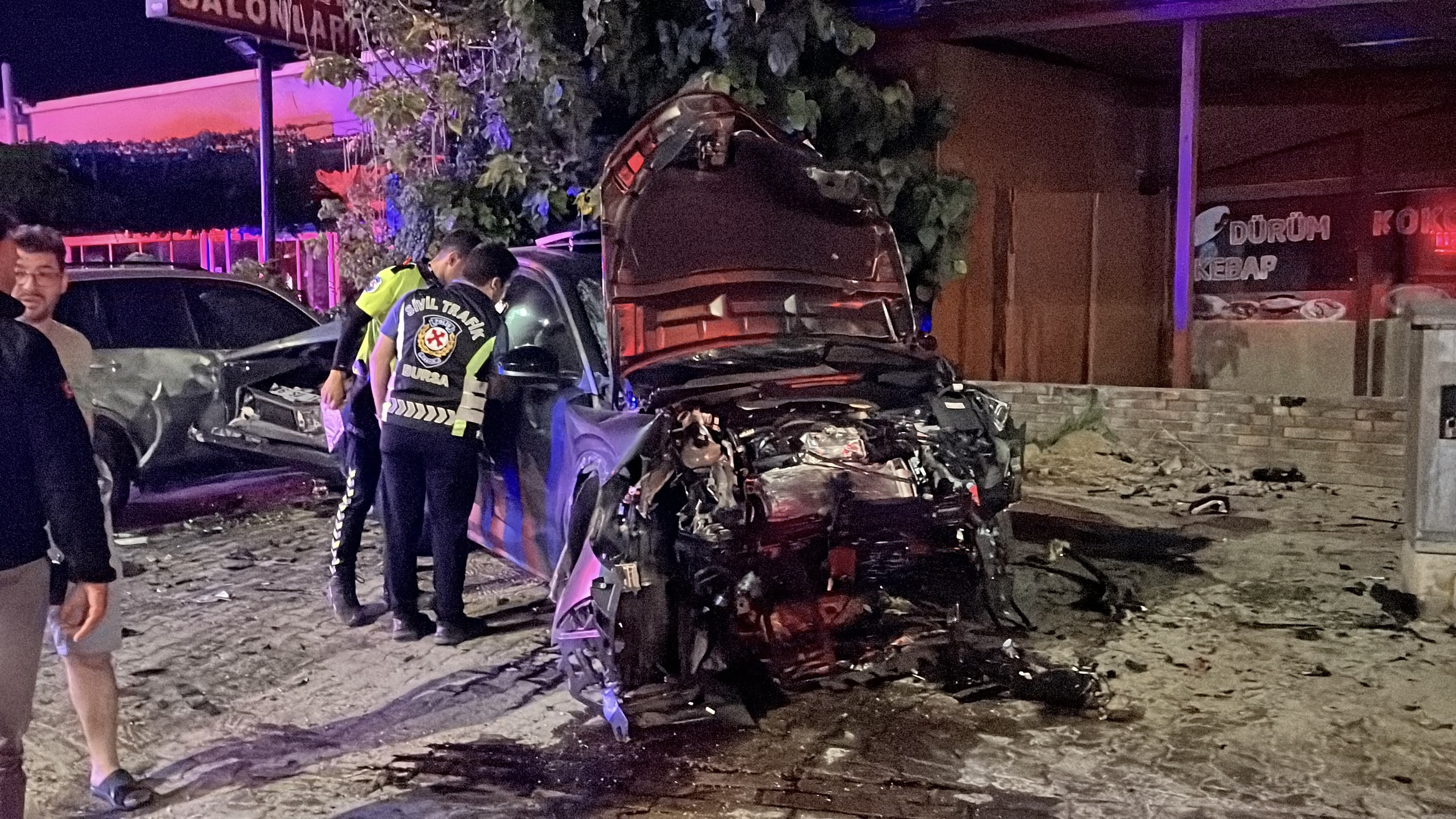 Bursa'nın Nilüfer ilçesinde, iki otomobilin çarpıştığı kazada 2 kişi öldü,