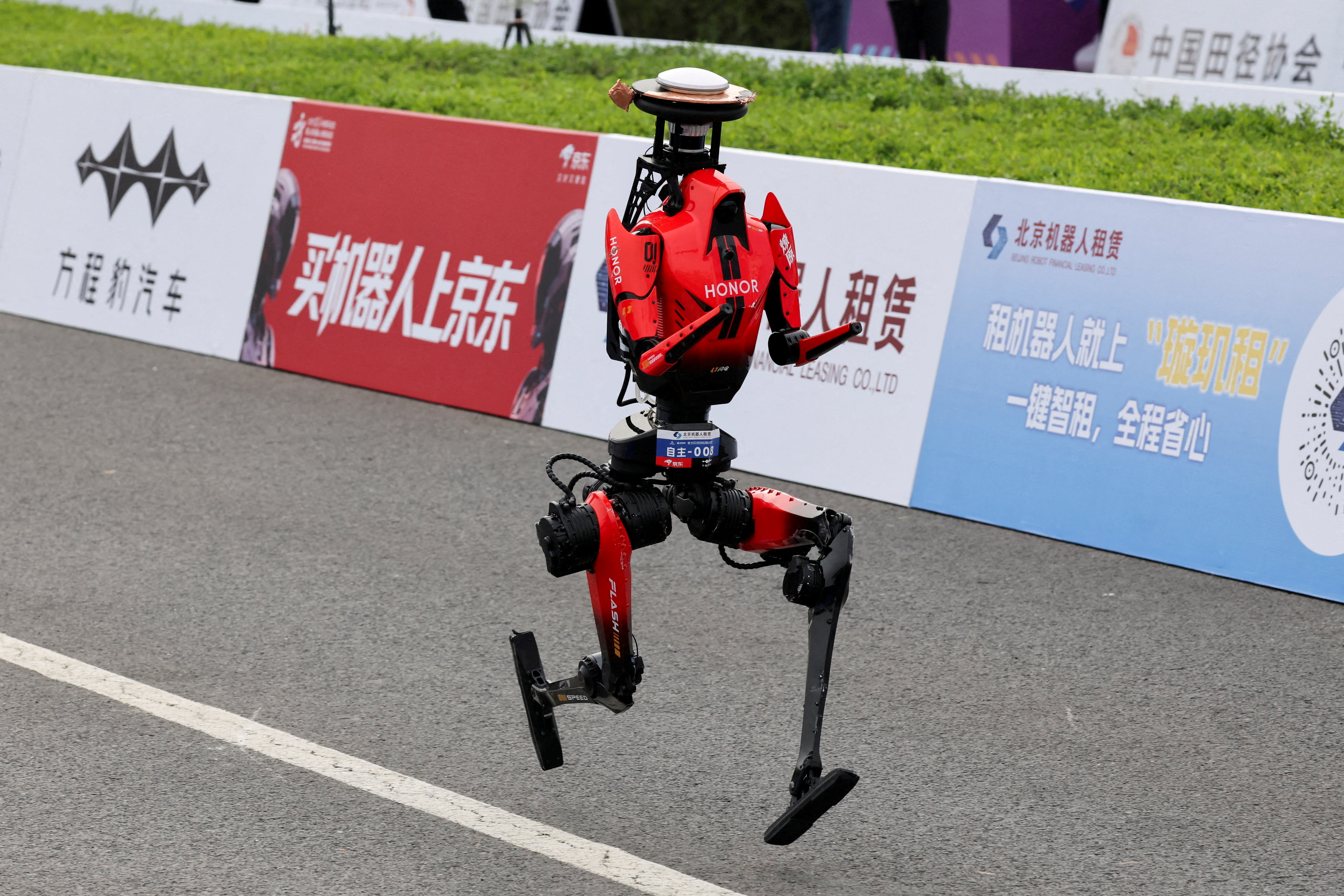 Çinli teknoloji şirketi Honor'ın geliştirdiği “Lightning” adlı insansı robot, 100