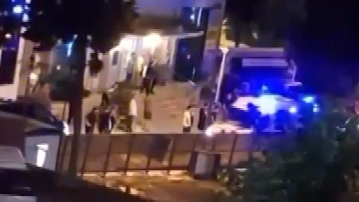 İstanbul Bahçelievler'de husumetli olduğu 2 kişiyi bacağından vuran saldırgan kaçtı.