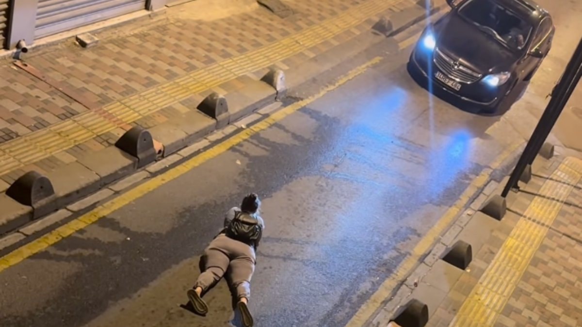 İstanbul'da gece saatlerinde kimliği henüz belirlenemeyen bir kadın, yol ortasına