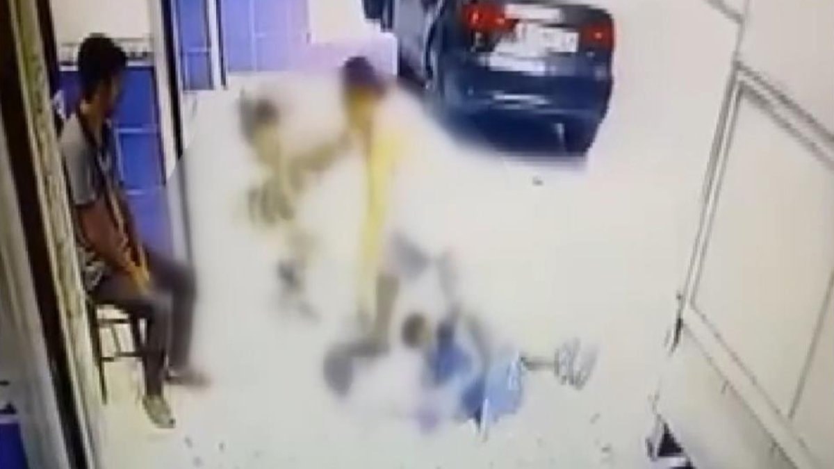 Gaziosmanpaşa ilçesinde kimliği belirsiz bir kişi, sokakta oynayan çocukları itip