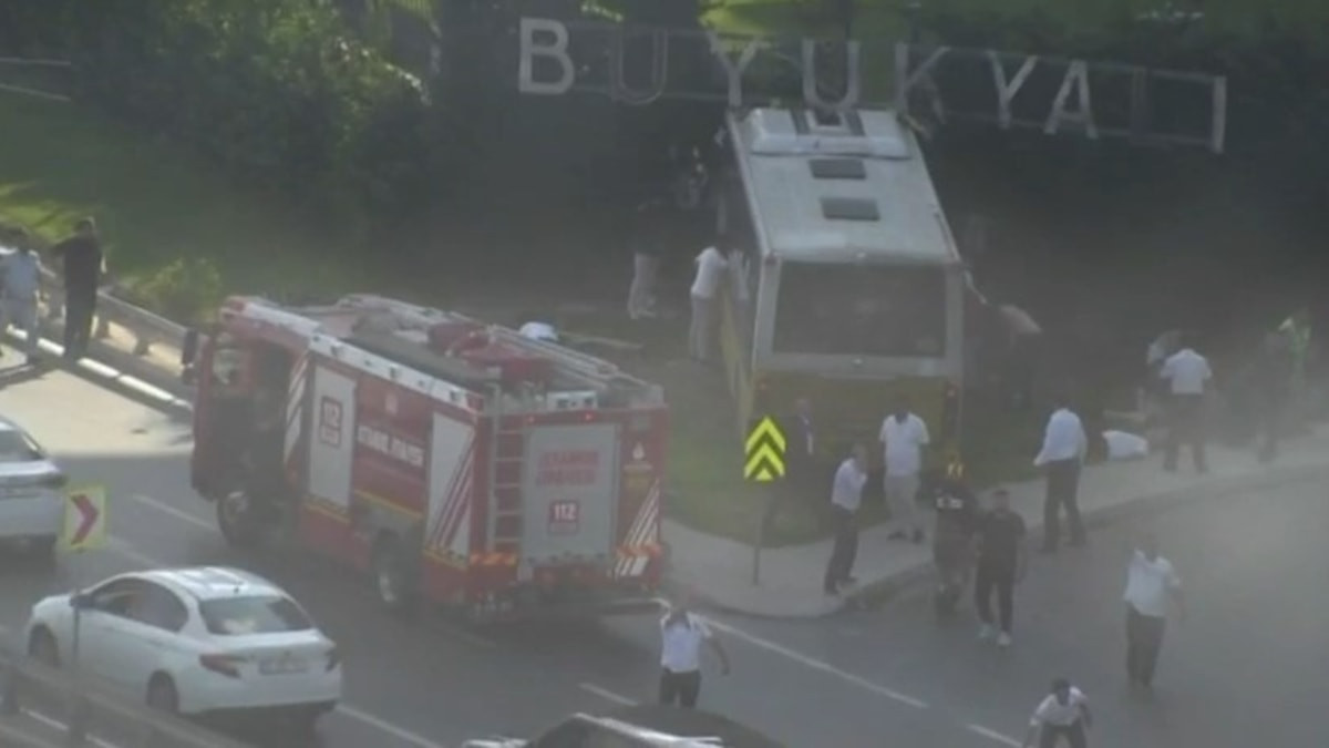 Zeytinburnu Sahil Yolu’nda sürücüsünün direksiyon hakimiyetini kaybettiği İETT otobüsü yoldan