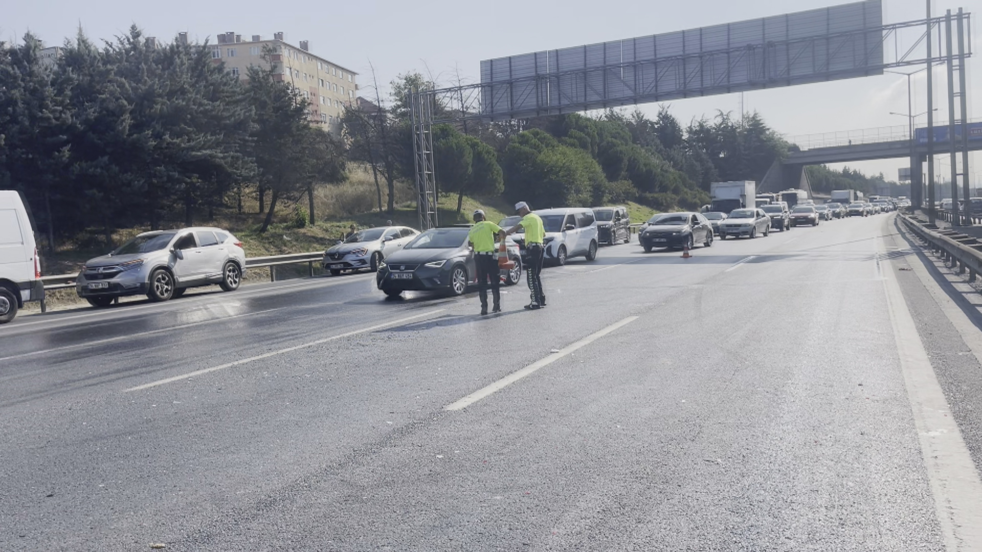 İstanbul'da TEM Otoyolu'nun Sultangazi geçişinde 10 aracın karıştığı zincirleme trafik