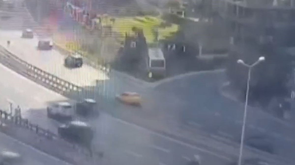 İstanbul Zeytinburnu’nda İETT otobüsünün site duvarına çarpması sonucu meydana gelen