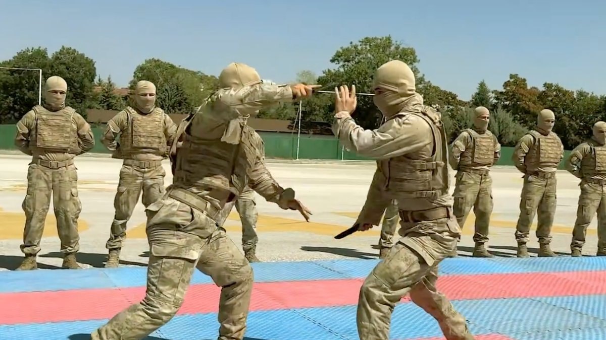 Jandarma Özel Operasyon Komutanlığı personeli, yakın dövüş eğitimleriyle kabiliyetlerini artırırken