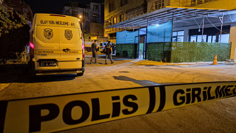Adana'da yüzünü kapüşonuyla kapatan kimliği belirsiz şüpheli gece yarısı girdiği