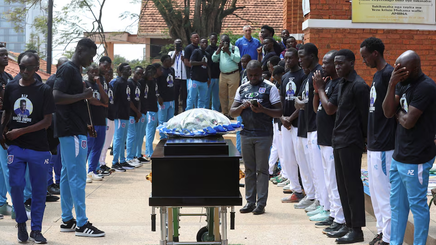 Uganda Milli Takımı'nın yıldız oyuncusu David Owori, evinin önünde kaldırım