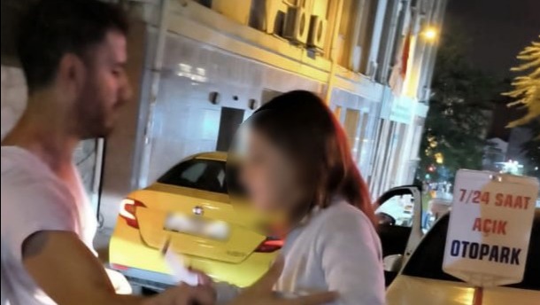 Karaköy’de taksiye binen Kanadalı turist takside bulunan ve taksi şoförü