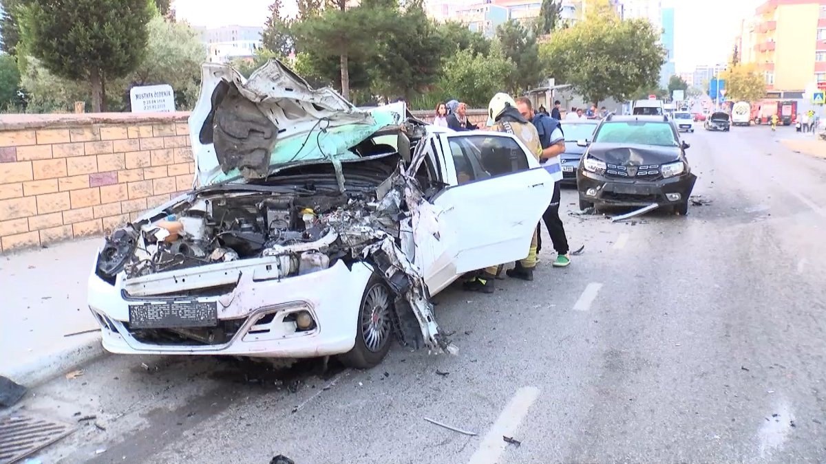 Kartal'da bir otomobil park halindeki 3 araca çarptı. Çarpan araçta