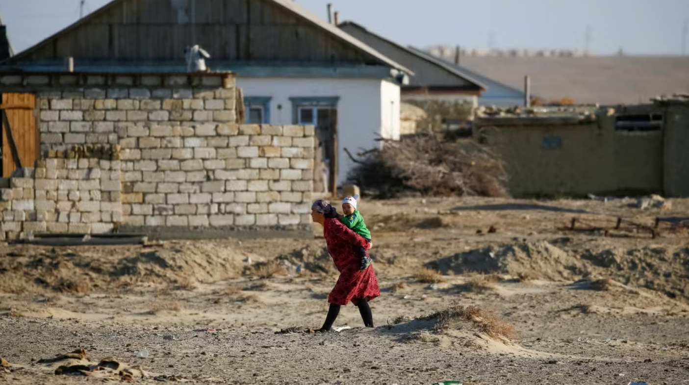 Kazakistan’da kırsaldan büyük kentlere göç hızlanırken, yüzlerce köy nüfusunu kaybediyor.