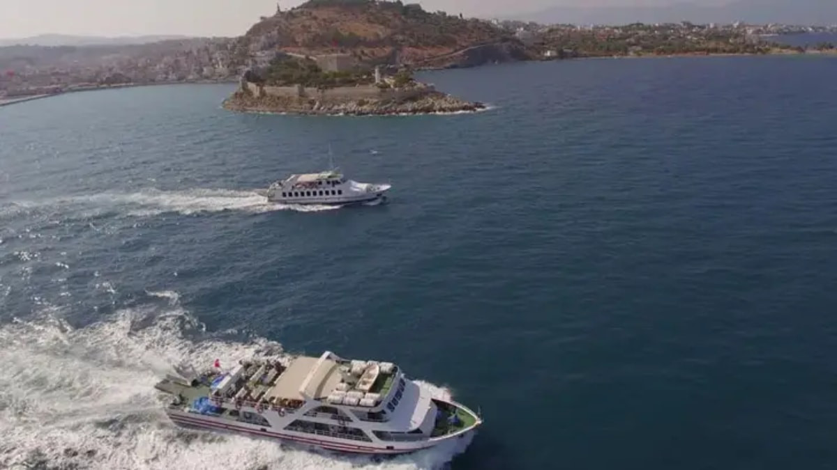 Kıbrıs'tan Mersin'e gitmek üzere yola çıkan katamaran tipi yolcu gemisinin