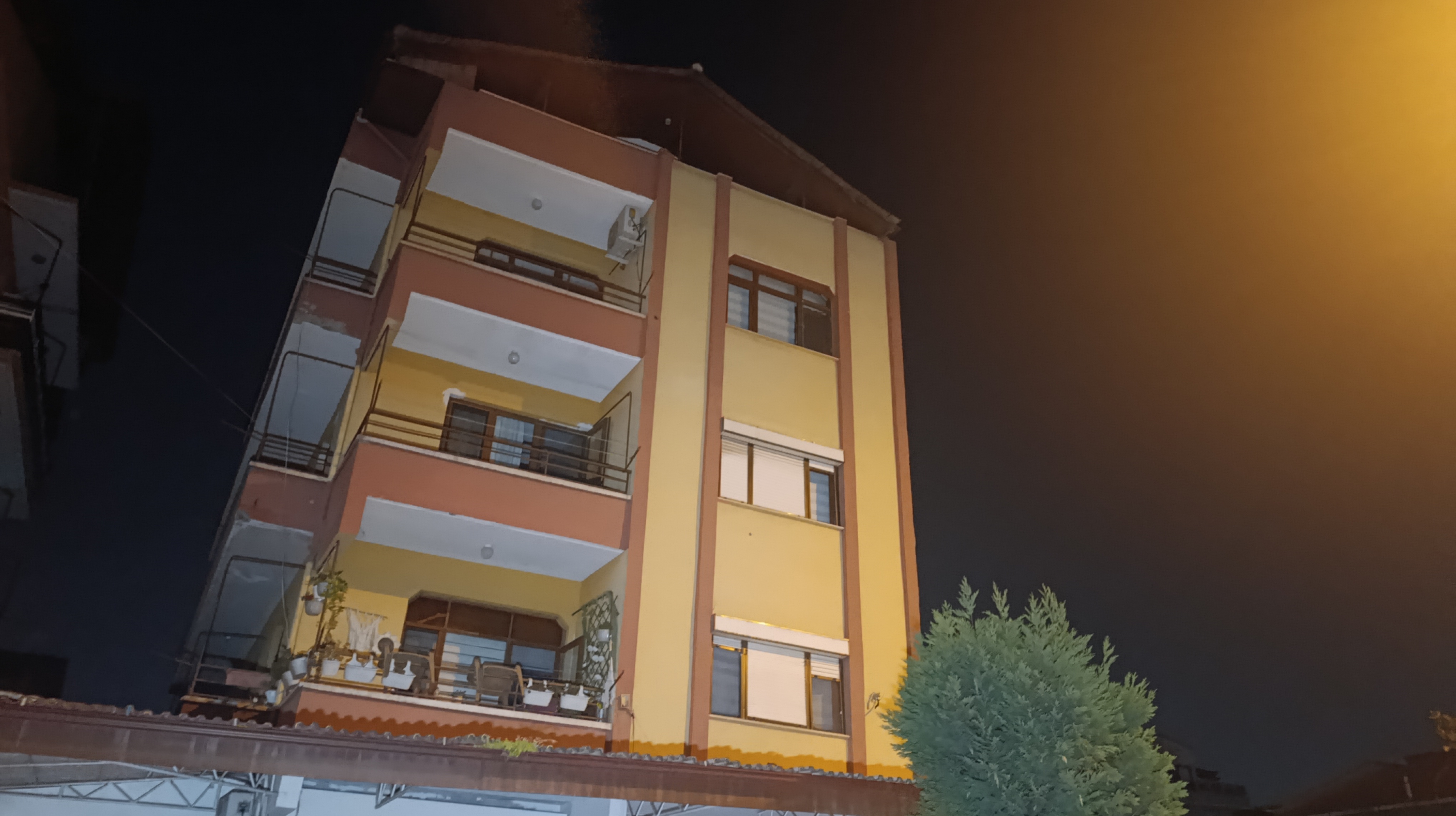 Kocaeli'nin İzmit ilçesinde kolon ve kirişlerinden ses geldiği bildirilen 4