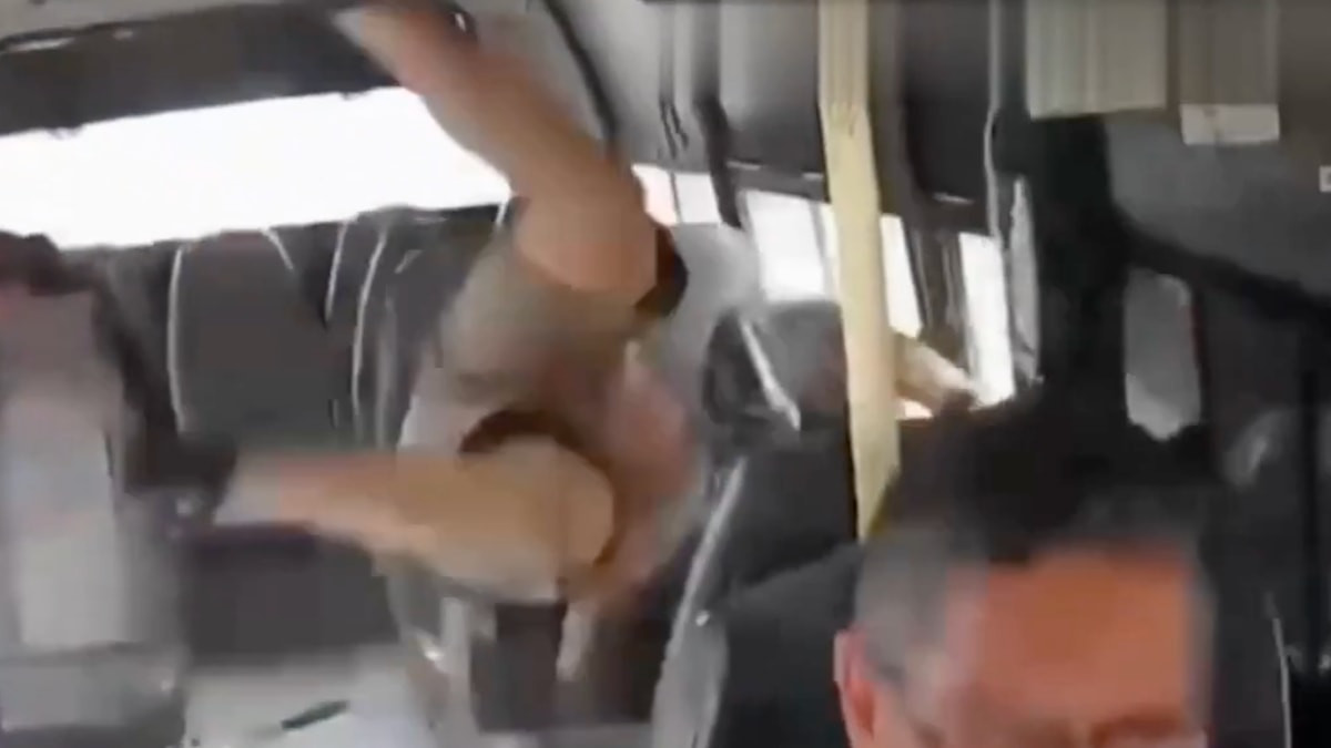 Valle del Cauca bölgesinde direksiyon hakimiyetini kaybeden motosiklet sürücüsü, dolmuşa