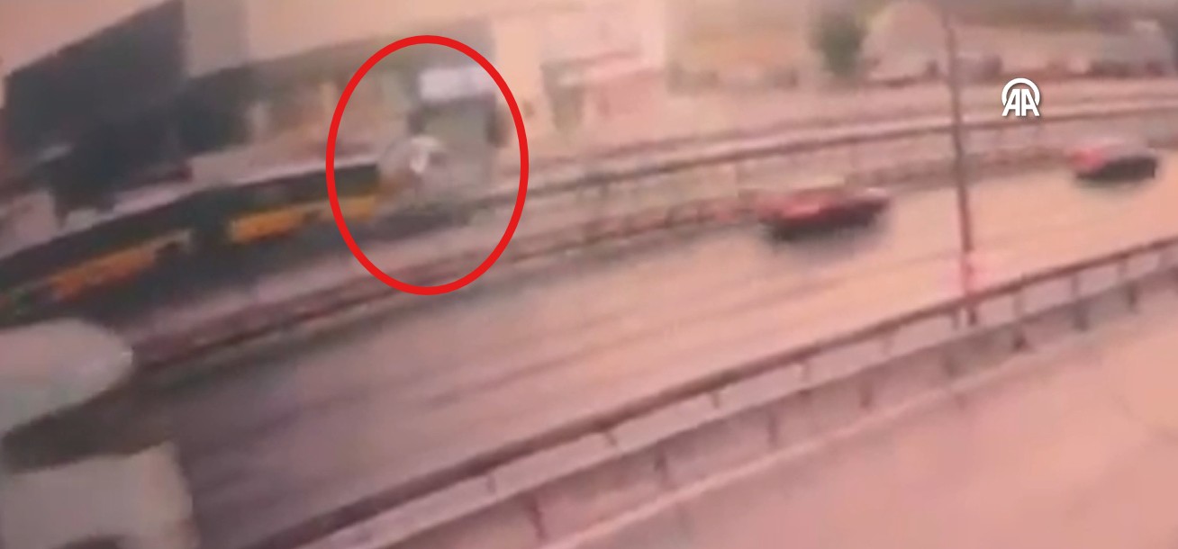 Küçükçekmece'de bir otomobilin İETT otobüsüne çarpması sonucu 3 kişi yaşamını