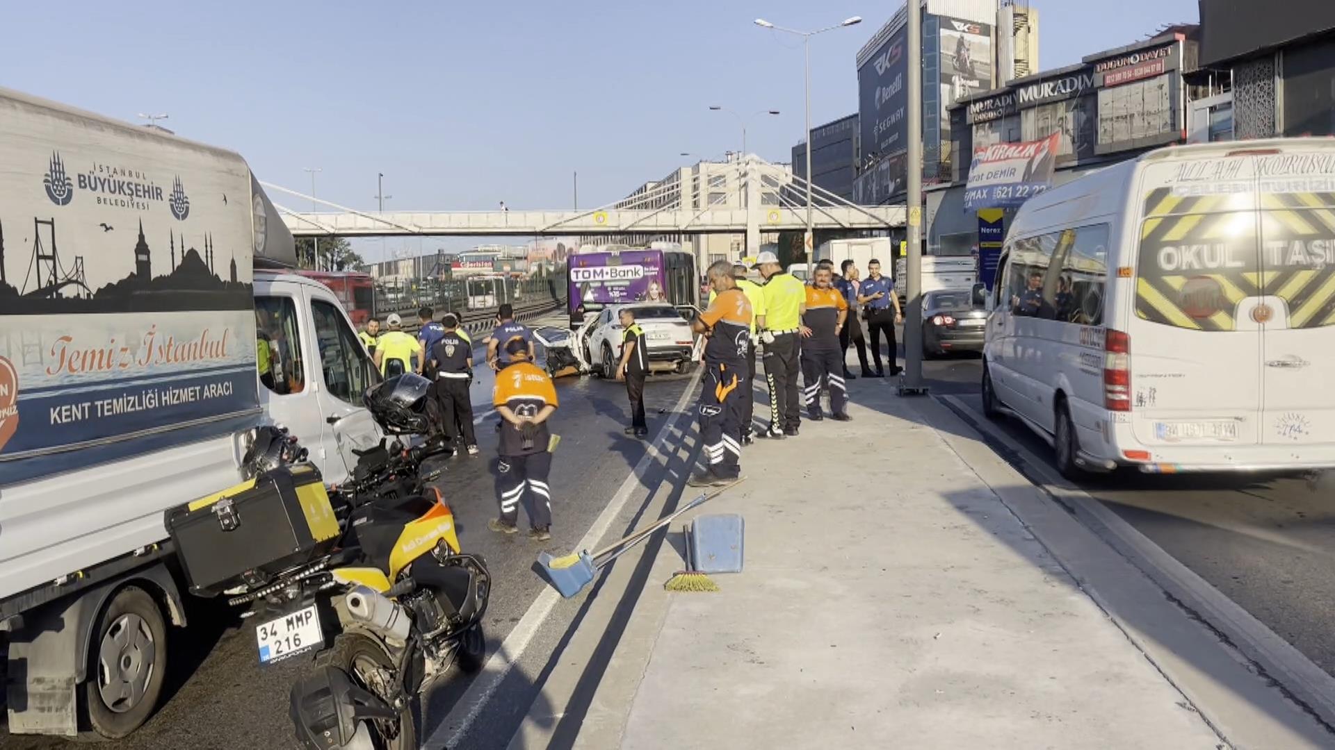 İstanbul Küçükçekmece'de bir otomobil, İETT otobüsüne çarptı. Kazada üç kişi