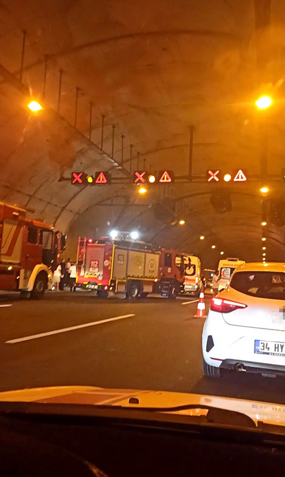 Kuzey Marmara Otoyolu'nun Kocaeli kesiminde hafif ticari aracın tünel duvarına