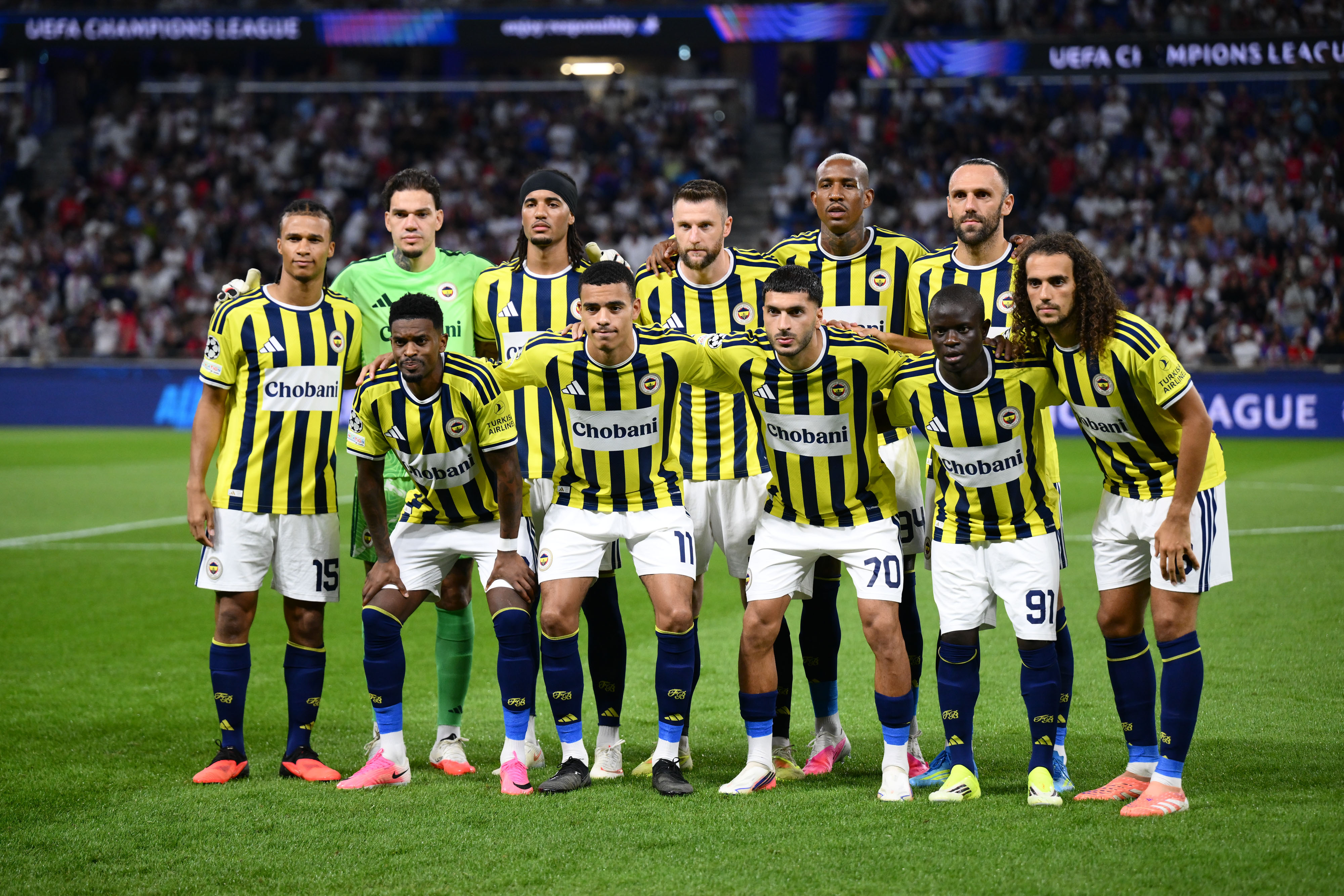 Fenerbahçe'nin Lyon'u elediği maçın ardından saha içi karıştı, ev sahibi