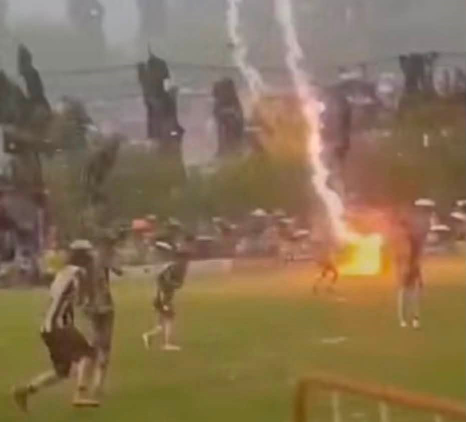 Tayland'da oynanan bir futbol maçında sahaya yıldırım düştü. Bir futbolcu