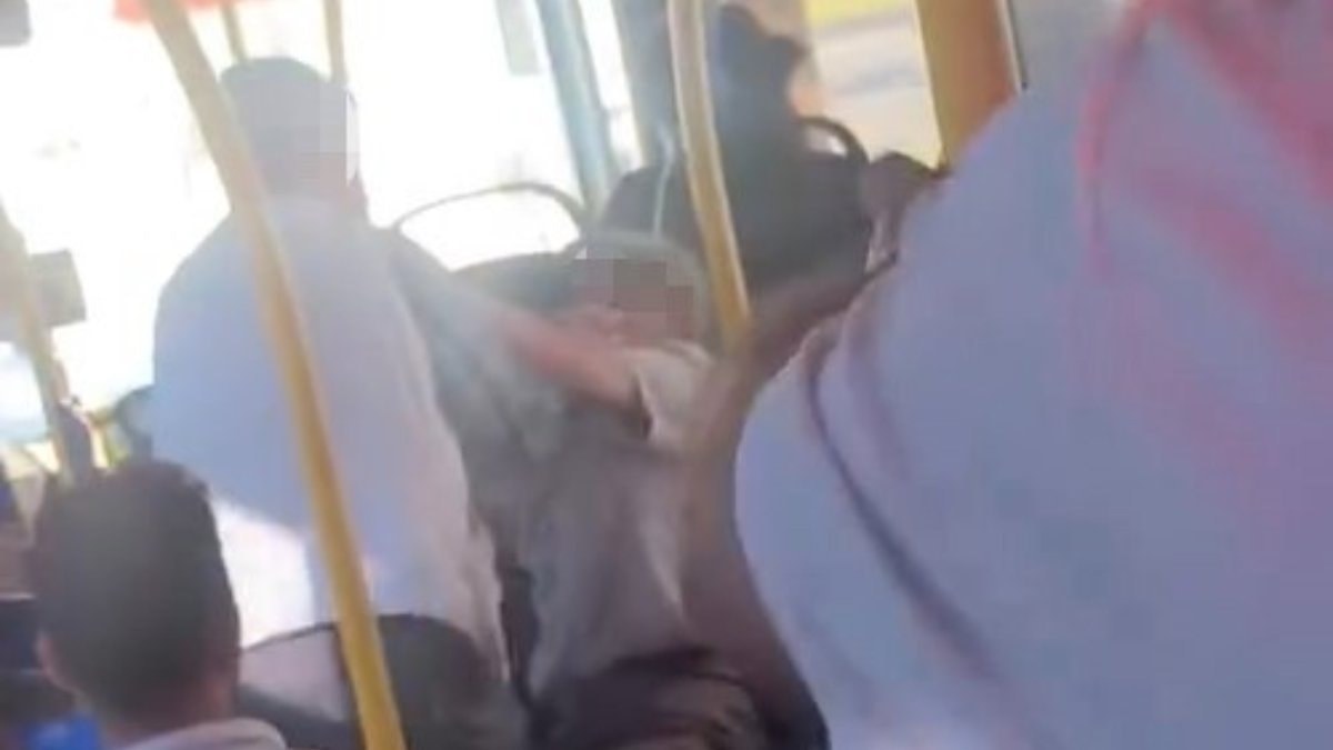 Malatya'da şehir içi otobüs yolculuğunda iki yaşlı yolcu birbirine girdi.