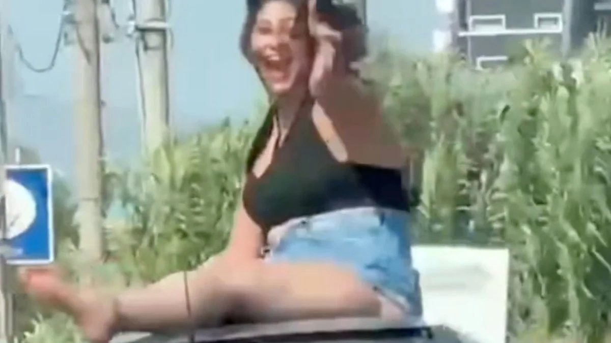 Salihli ilçesinde seyir halindeki otomobilin sunroofundan çıkarak aracın tavanına oturan