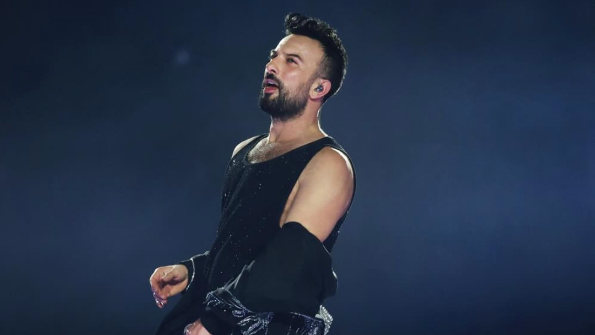 Pop şarkıcı Tarkan hayranlarının değişim talebine kulak vererek imaj değişikliğine