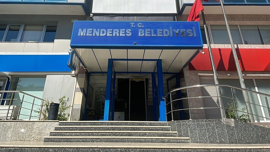 İzmir'in Menderes Belediyesi Başkanvekilliği seçimini AK Parti adayı Asuman Şen
