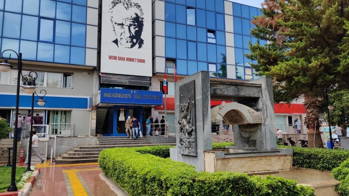 Menderes Belediye Başkanı İlkay Çiçek’in tutuklanarak görevden uzaklaştırılması sonrası belediye