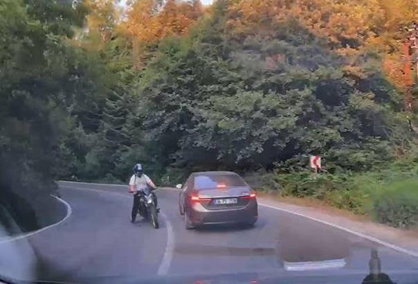 Bolu'da rampalı yolda virajı alamayan sürücüsünün kullandığı motosiklet, otomobile çarptı.