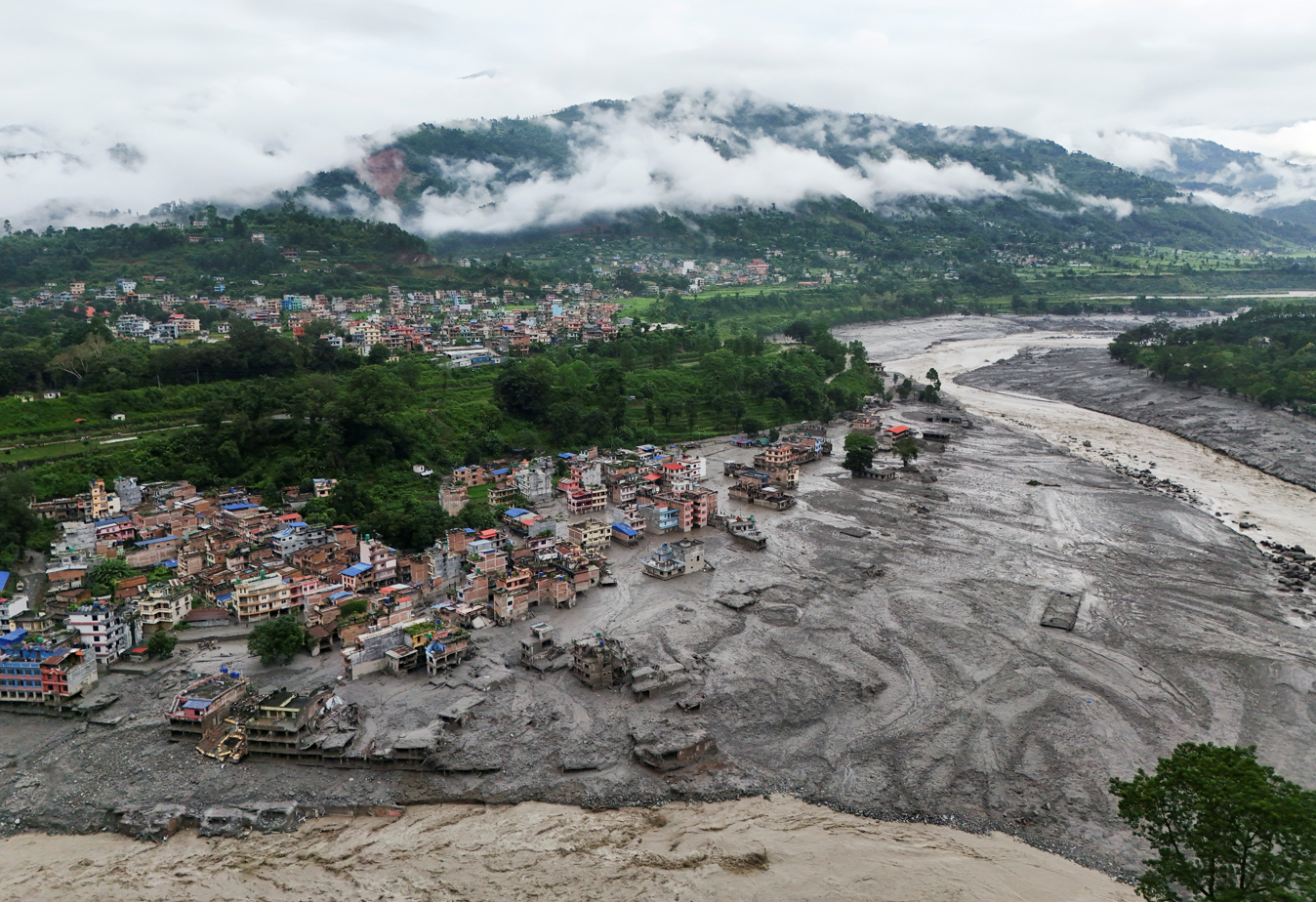 Nepal'de yerleşim yerlerinin yok olduğu felaketin bilançosu ağır. Hayatını kaybedenlerin