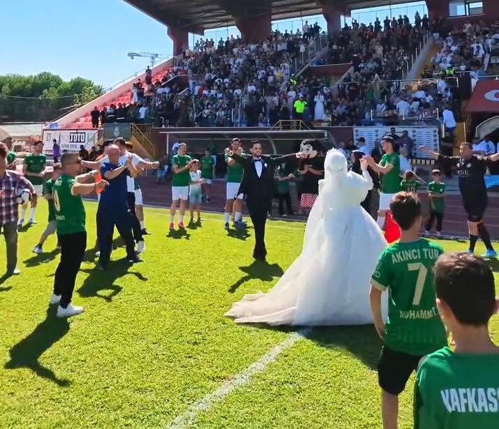 Bursa'da düğün günü final maçına denk gelen Yakup Birol ile