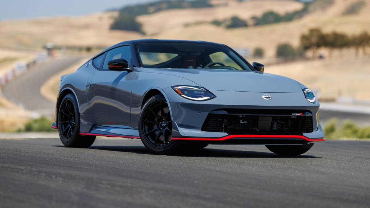 Nissan, makyajlanan yeni Fairlady Z ve Z Nismo modellerini 6