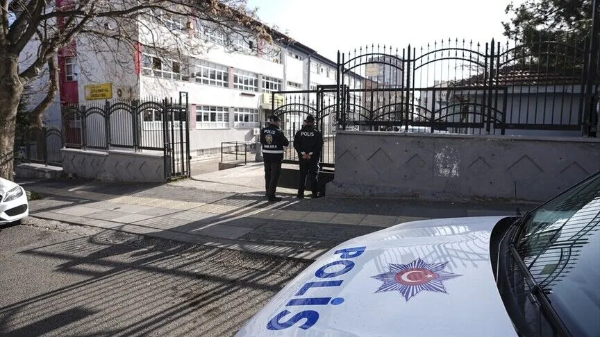 Okullarda üst seviyeye çıkarılan güvenlik önlemlerine bir yenisi daha eklendi.