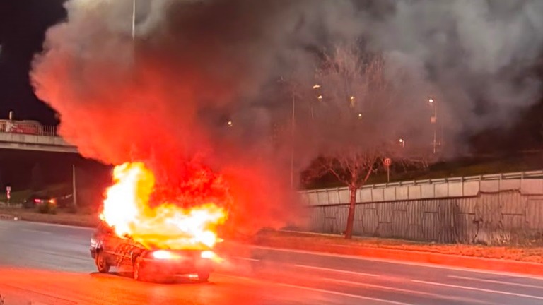 Eskişehir - Ankara karayolunda seyir halindeki otomobilde çıkan yangında sürücü
