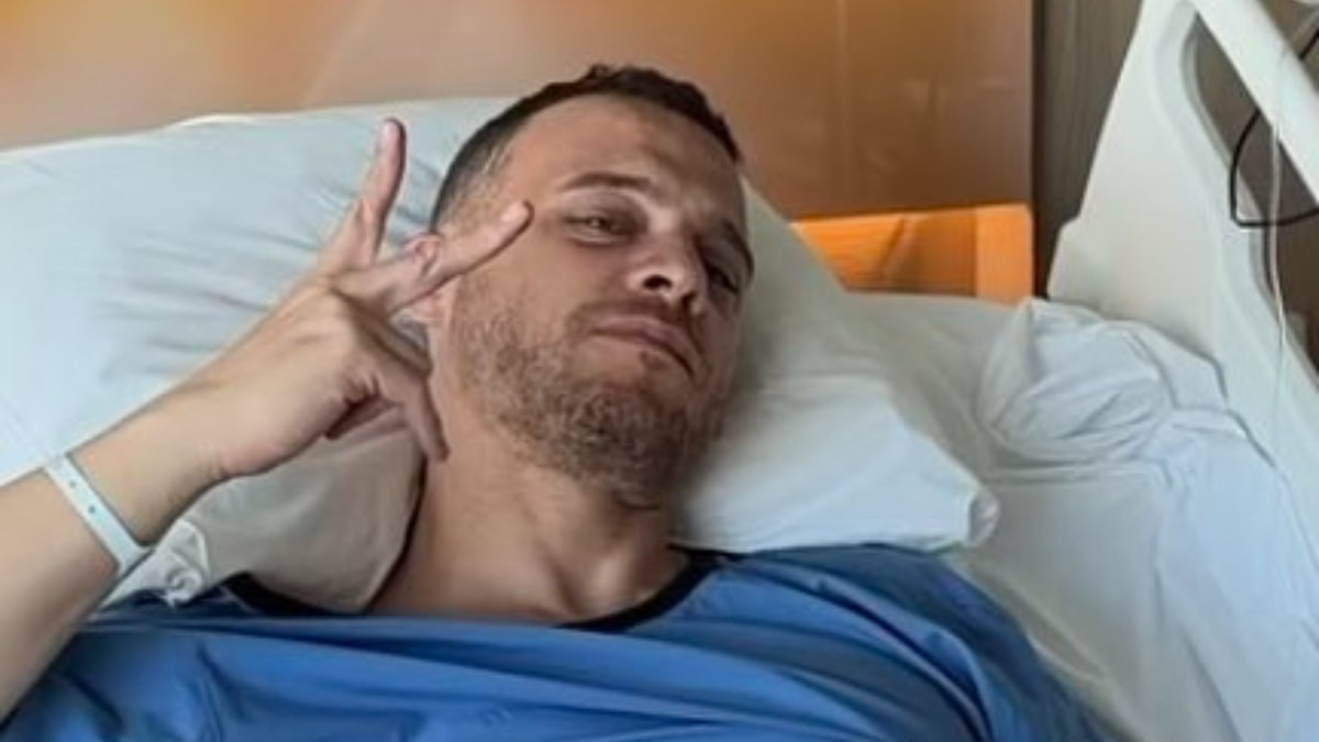 Ünlü oyuncu Kerem Bürsin boyun fıtığı ameliyatı oldu. Hastane odasında