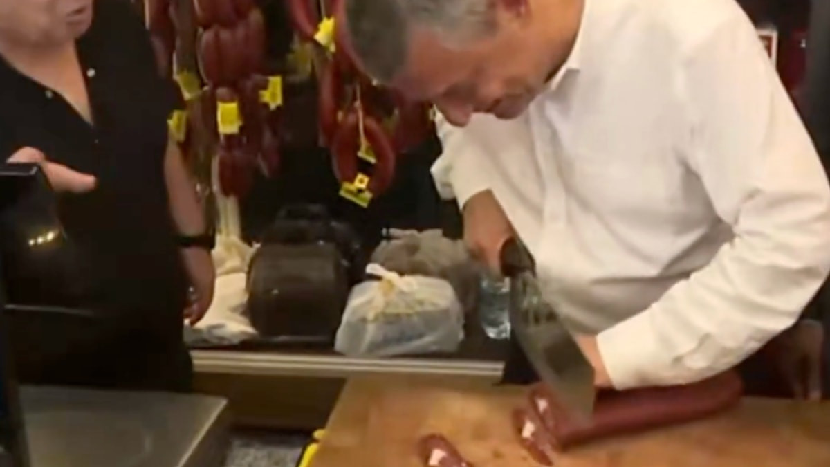 Kayseri'ye gelerek bir takım esnaf ziyaretlerinde bulunan Özgür Özel, 
