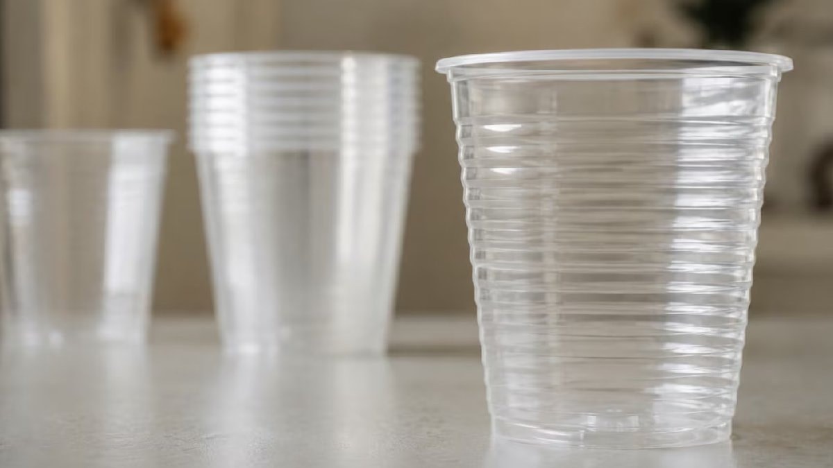 Pikniklerde veya ofislerde sıkça kullandığımız plastik bardakların üzerindeki yatay çizgileri