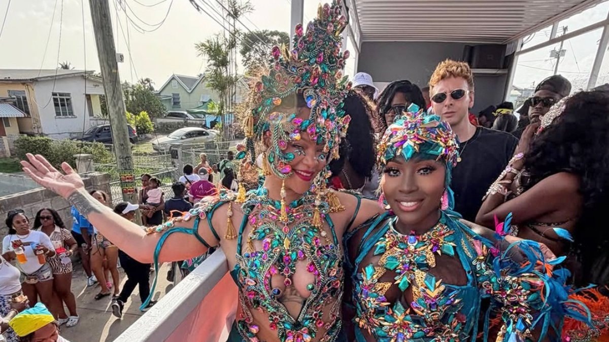 Ailesiyle birlikte Amerika'da yaşayan dünyaca ünlü şarkıcı Rihanna, ülkesi Barbados'a