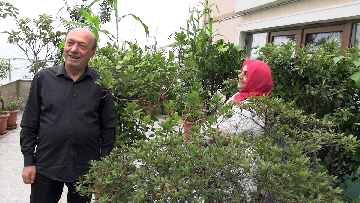 Rize'de Melek-Sinan Oğur çifti, 150 metrekarelik balkonlarında meyve ağaçları ve