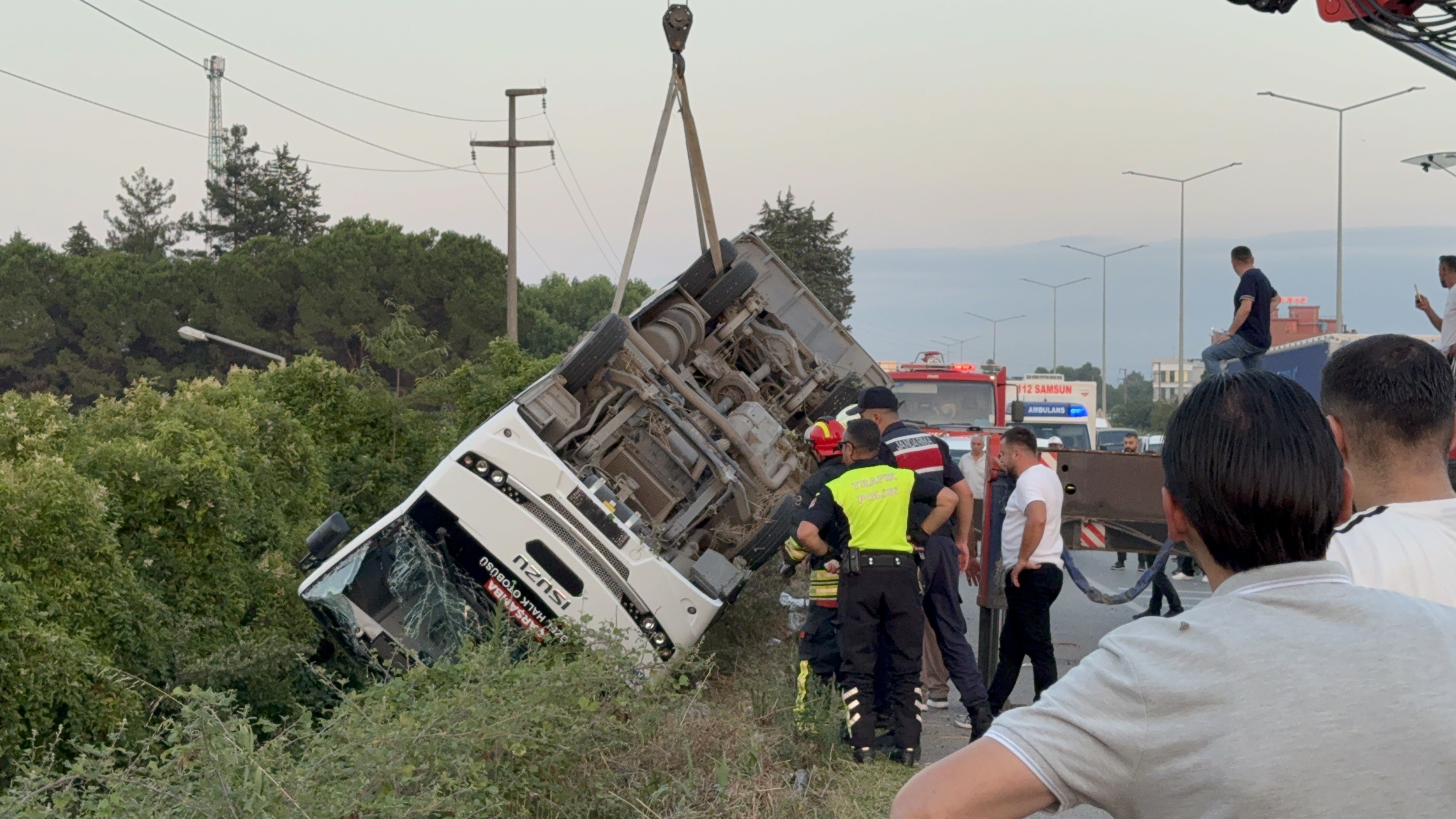 Samsun’un Çarşamba ilçesinde özel halk otobüsünün yoldan çıkarak devrilmesi sonucu