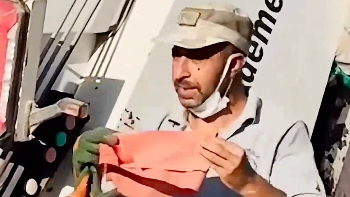 Kentte bir temizlik personeli, çöpten çıkardığı Türk bayrağını öpüp başına