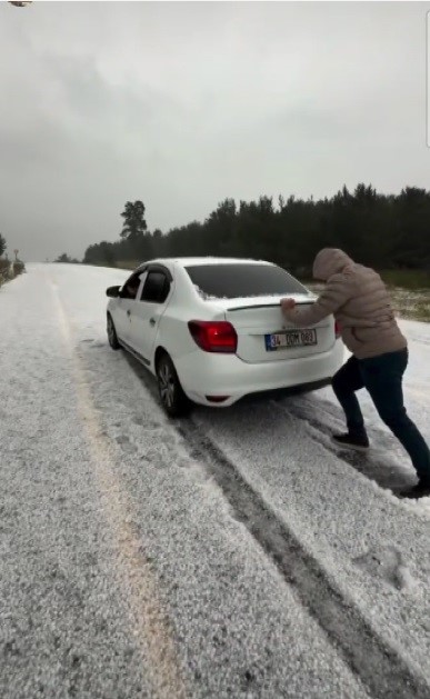 Kars’ın Sarıkamış ilçesinde etkili olan şiddetli dolu yağışı, yaz mevsiminin