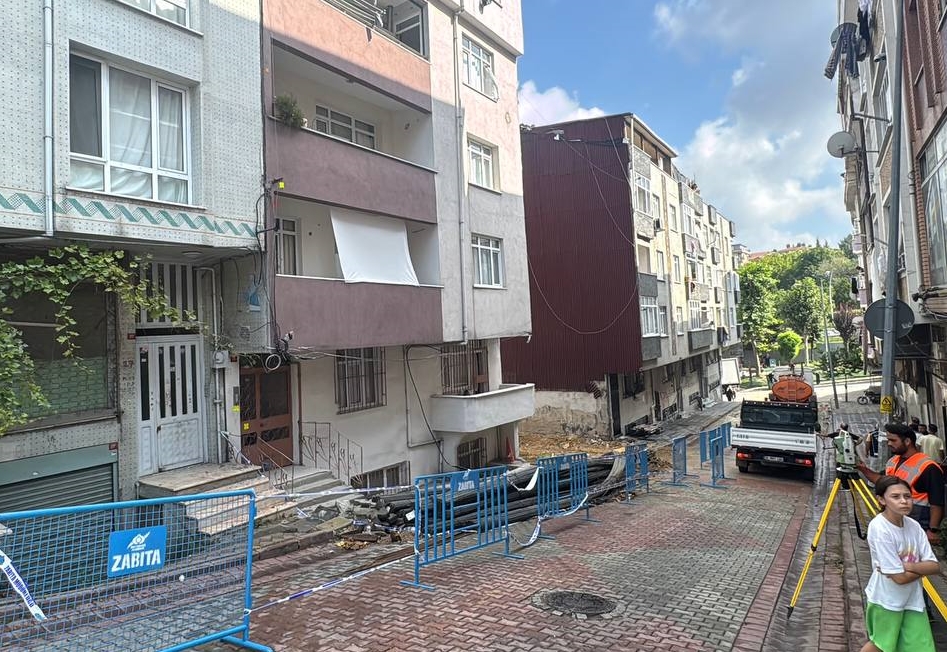 Sultangazi'de inşaat temeli kazısı sırasında hasar oluşan 3 bina tahliye