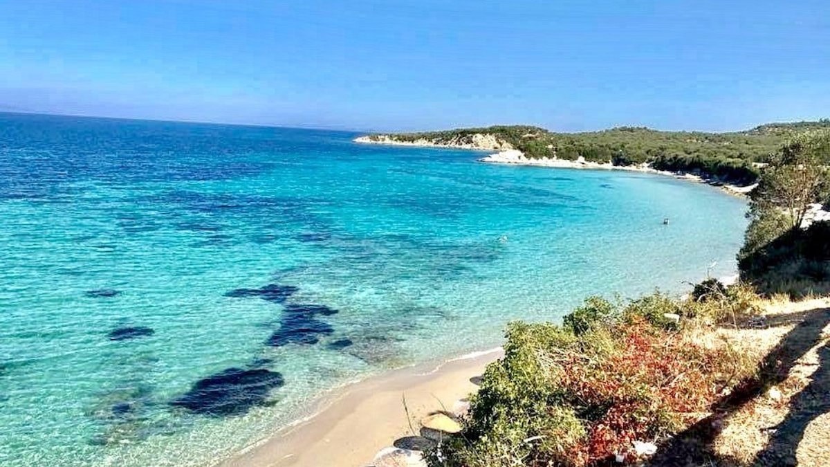 İzmir’in Dikili ilçesinde yer alan Bademli Plajı dalgasız denizi, incecik