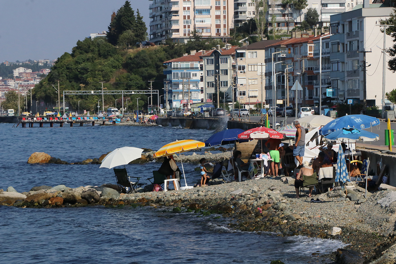 Yalova'nın Çınarcık ilçesinde yapılan deniz suyu analizlerinin ardından denize girmek